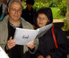Elle lit par dessus son paule