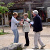 une serviable jeune femme rcupre des appareils pour la photo de groupe
